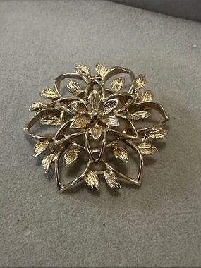 Sarah Coventry Gold Floral Filigree Brooch